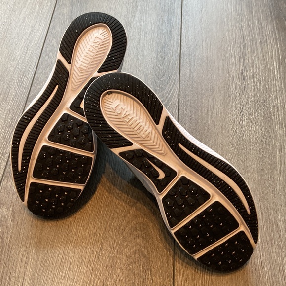 Girls Nike Runners. Grey with light teal. Size: 2Y - Picture 7 of 8